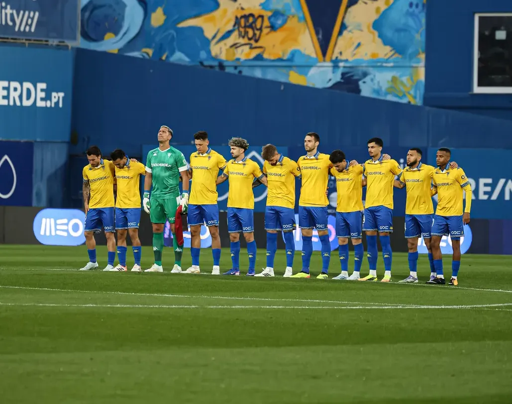 Estoril empata com Wolverhampton de Peixoto