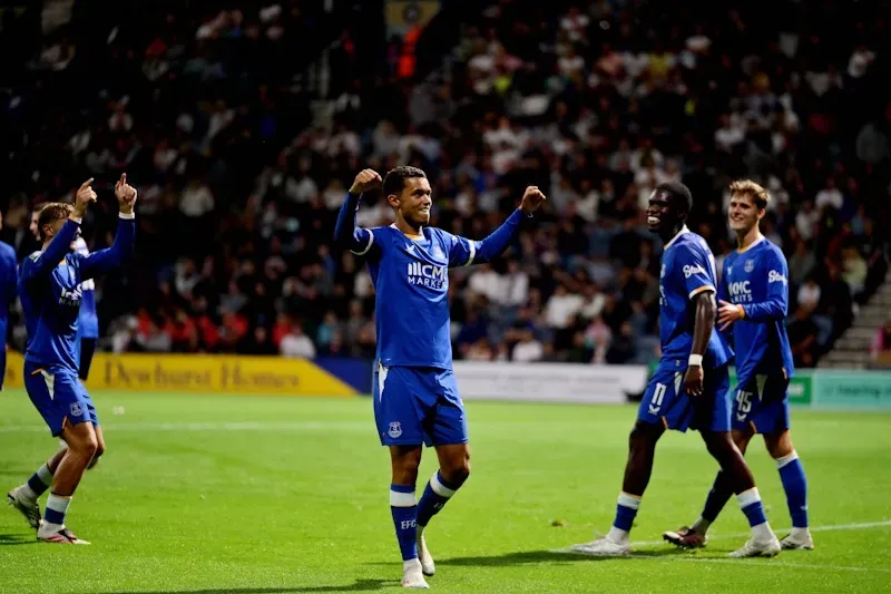 Everton goleia Preston 
