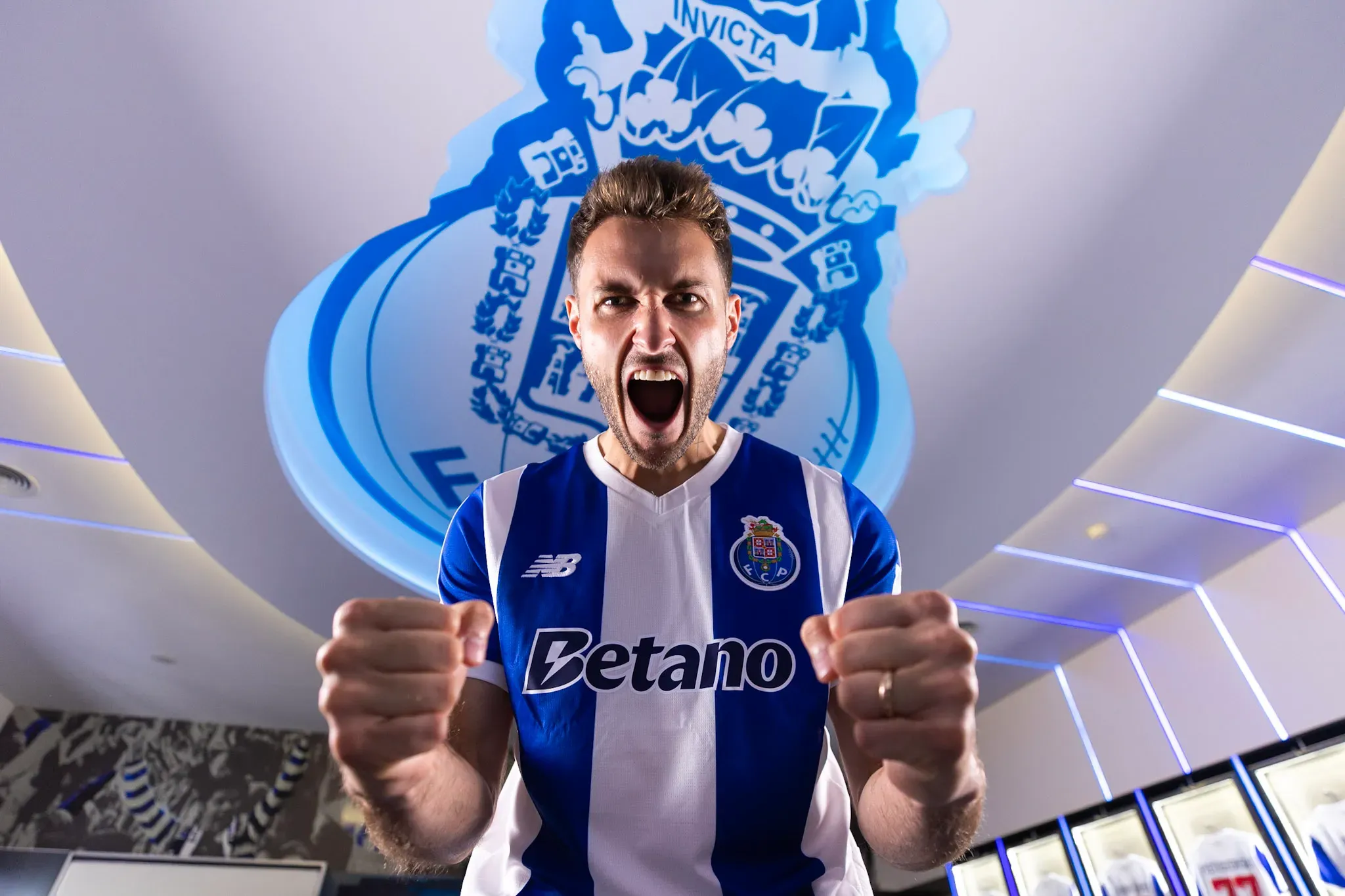 ▶️ Santiago Giménez estreia-se a marcar pelo FC Porto