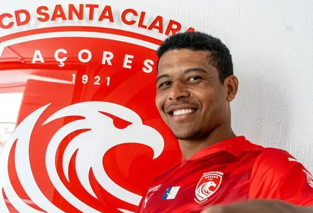 Vinícius Lopes renova com Santa Clara