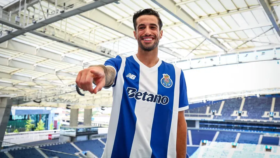 Oficial: Tiago Ferreira volta para o Porto B