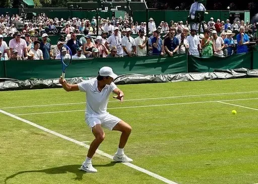 Jaime Faria mais perto do quadro principal de Wimbledon