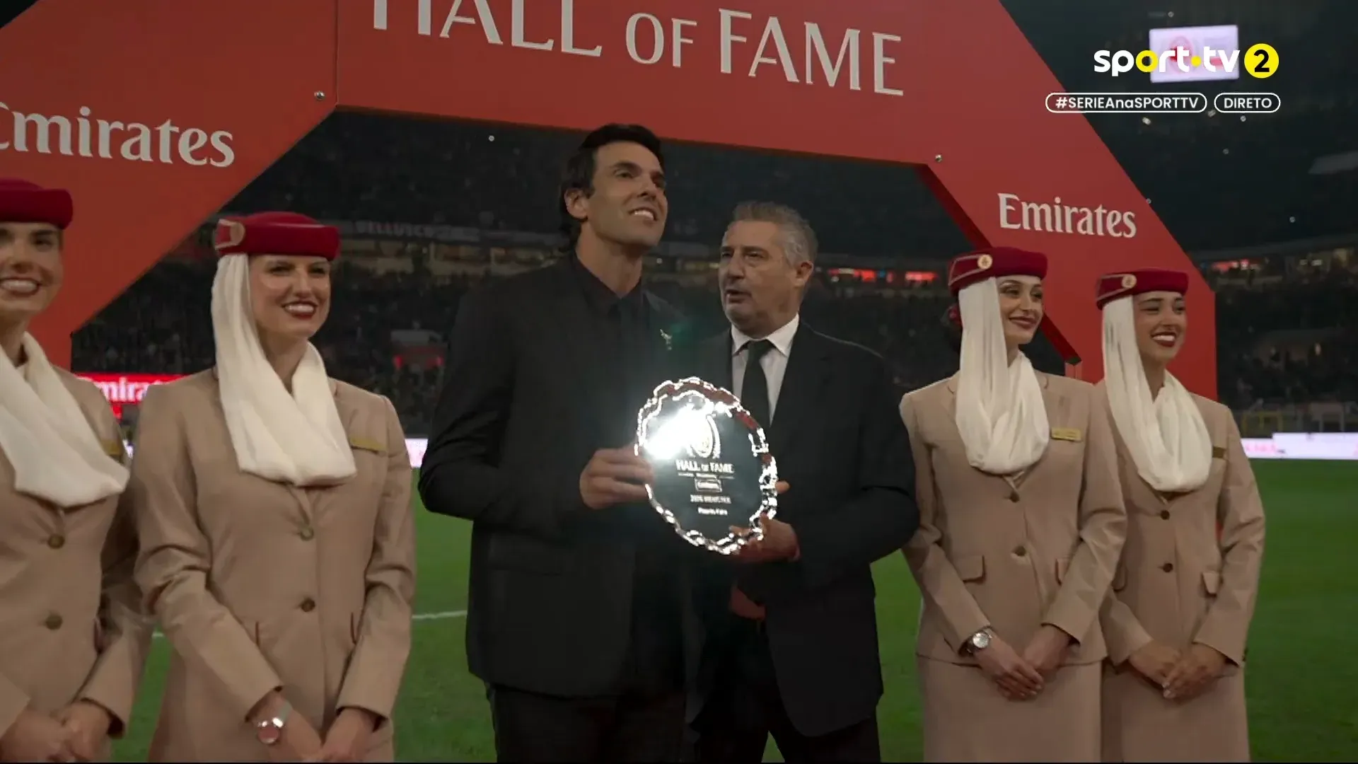A emocionante homenagem a Kaká em San Siro