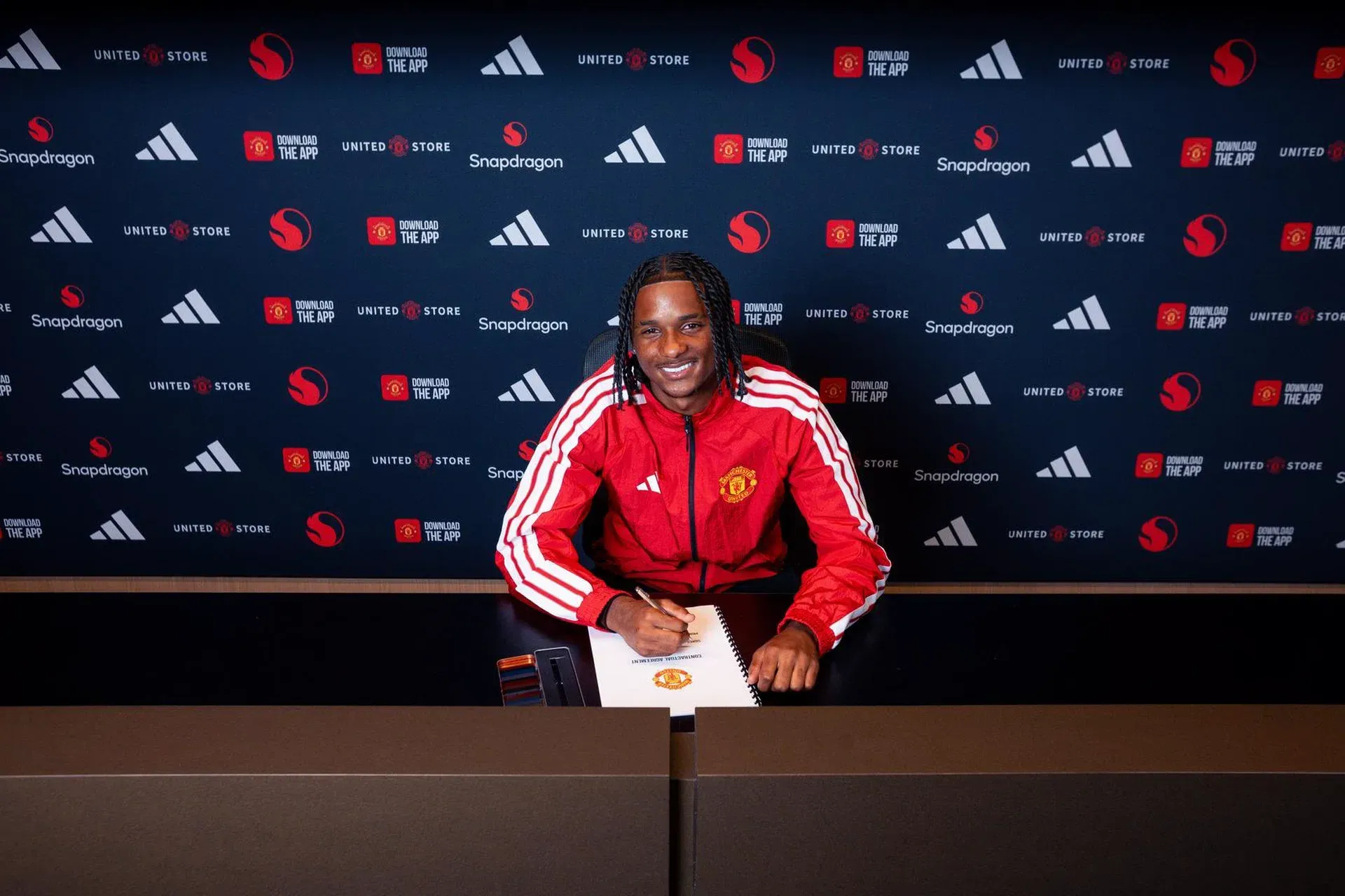 Oficial: Manchester United contrata Tynan Thompson 