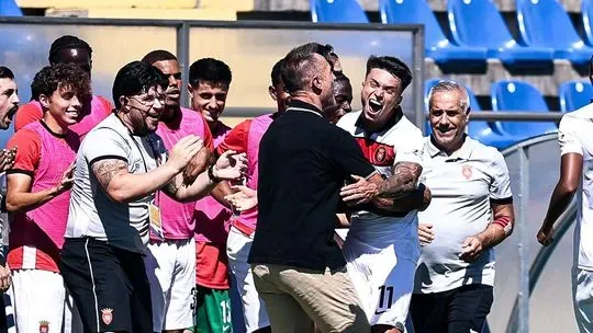 Penafiel vence e sobe à liderança 
