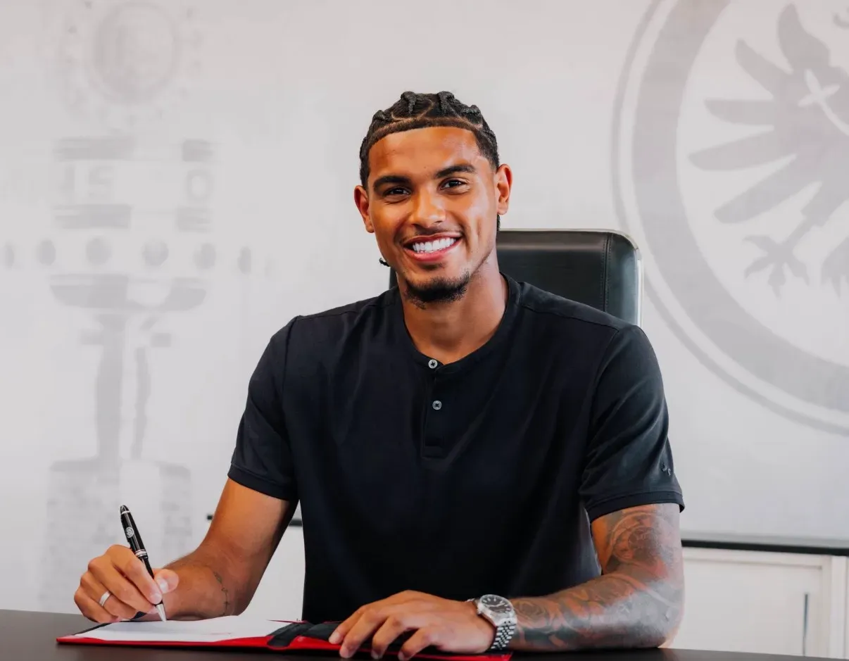 OFICIAL: Otávio assina pelo Eintracht Frankfurt 