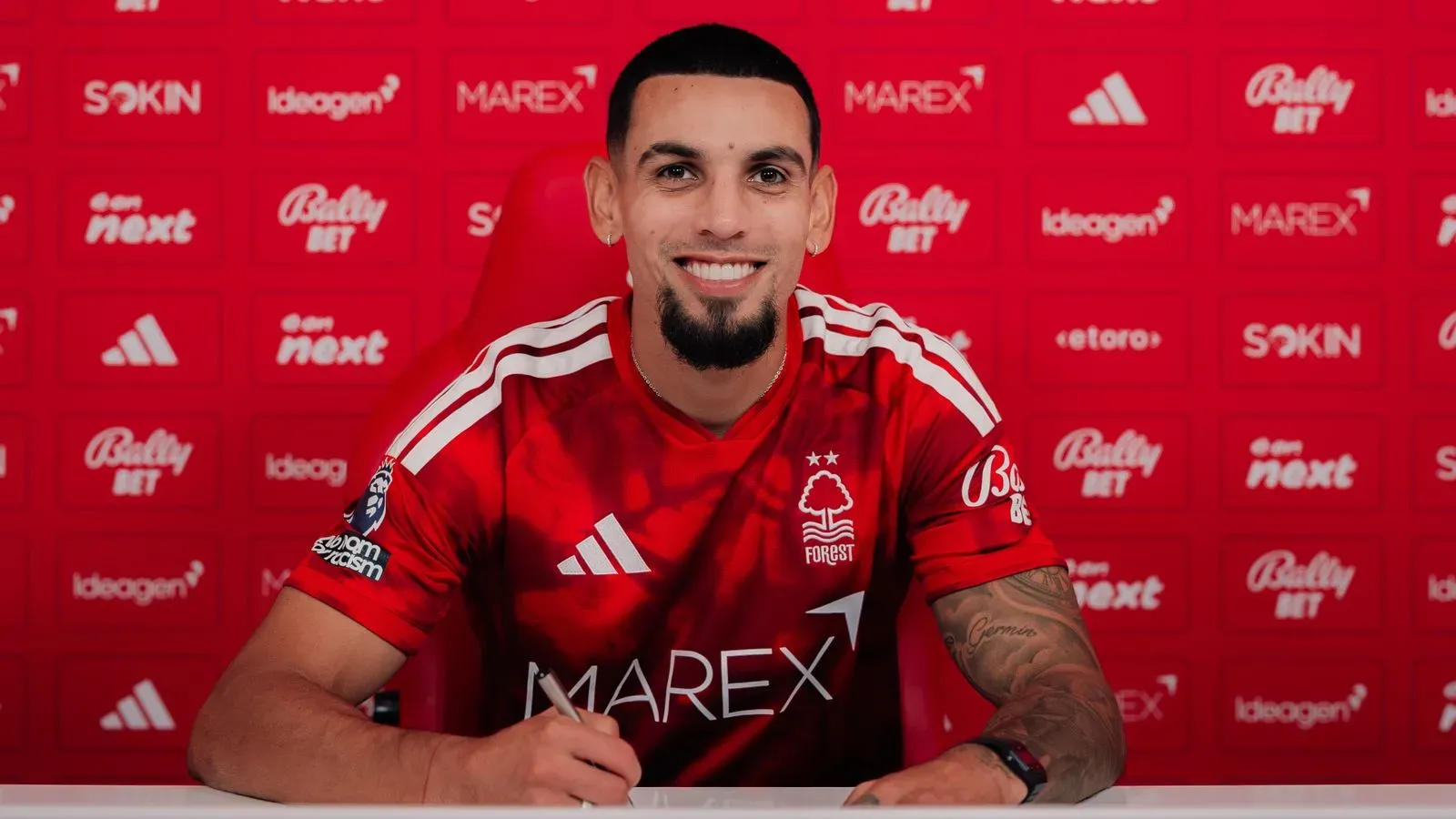 Oficial: Daniel Muñoz reforça o Nottingham Forest 