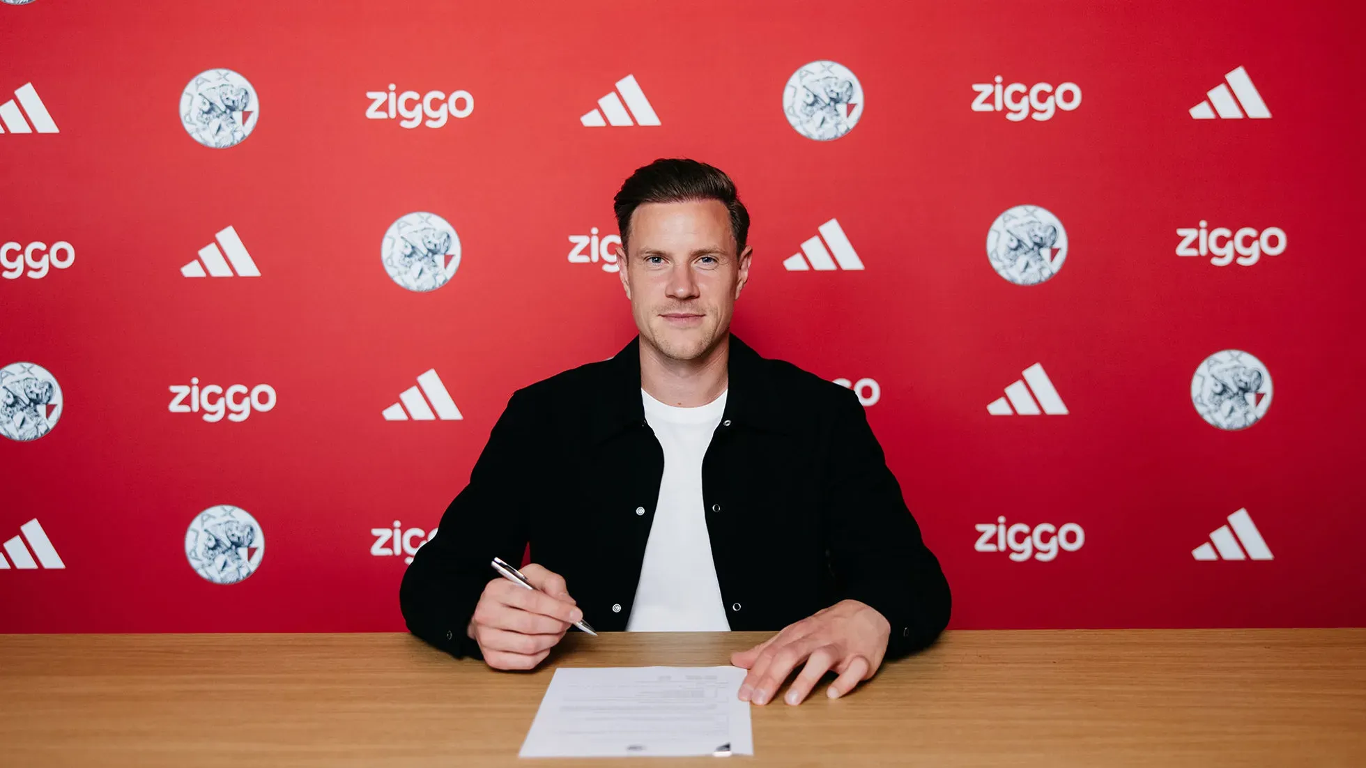 Oficial: Ter Stegen reforça o Ajax 